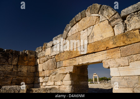 Antiken Säulen mit Sturz der Greco-römischen Tempel gesehen durch das Südtor Steinblock auf archäologische Stätte Hierapolis Pamukkale-Türkei Stockfoto