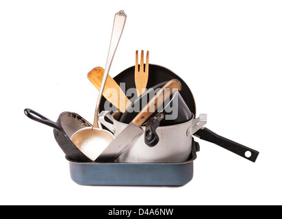 Haufen von Küche Backformen mit Pfannen und Topf Stockfoto