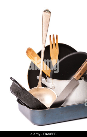 Haufen von Küche Backformen mit Pfannen und Topf Stockfoto