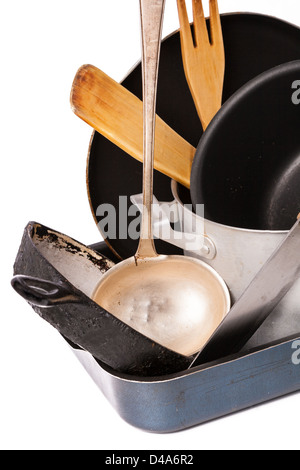 Haufen von Küche Backformen mit Pfannen und Topf Stockfoto
