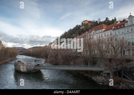 Murinsel - künstliche schwimmende Plattform in der Mitte der Mur, Graz, Österreich Stockfoto