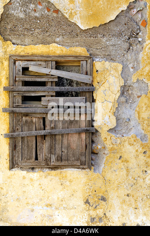 Rhodos. Griechenland. Grenzte zerschlagen, Fenster von einer bröckelnden gelbe Gebäude innerhalb der alten Mauern umgebene mittelalterliche Altstadt von Rhodos Stockfoto