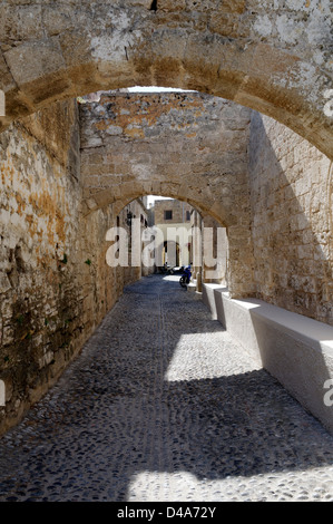 Rhodos Griechenland. Ziemlich schmal gewölbte kiesiger Gasse in der alten ummauerten mittelalterlichen Stadt von Rhodos. Die Stockfoto