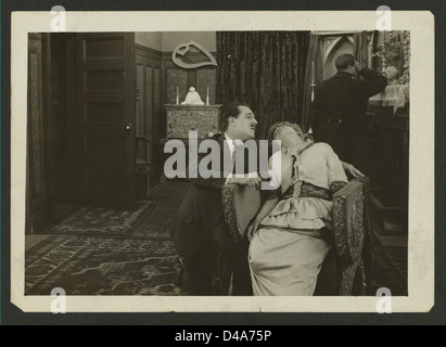 Dieser Stummfilm *Two Women* aus dem Jahr 1915 ist Teil der Sammlung der New York Public Library über das frühe Kino. Es zeigt eine Szene mit zwei Frauen, die einen Einblick in die Stummfilmzeit bietet. Stockfoto
