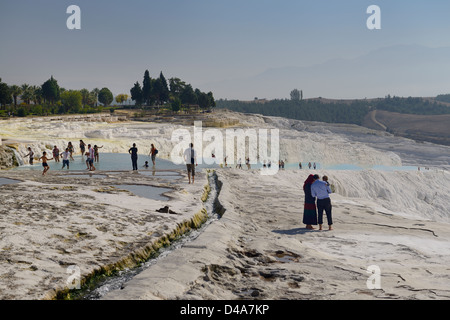 Besucher und Touristen in der Travertin Terrassen und Thermalbäder von Pamukkale Türkei Stockfoto