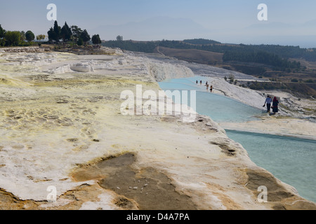 Suche über Travertin Calciumcarbonat mineralischen Terrassen und Thermalbecken mit Touristen bei Pamukkale-Türkei Stockfoto