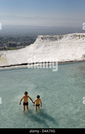 Zwei Jungs spielen in Mineralwässern von Travertin Calcium Carbonat-Pools bei Pamukkale-Türkei Stockfoto