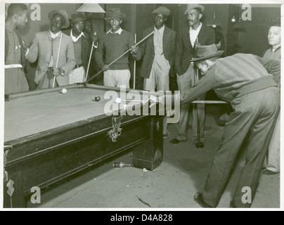 Dieses Foto aus dem Jahr 1939 zeigt afroamerikanische Männer, die während der Großen Depression in Clarksdale, Mississippi, Billard spielen. Es fängt einen Moment der Freizeit und der sozialen Interaktion inmitten wirtschaftlicher Not ein. Stockfoto