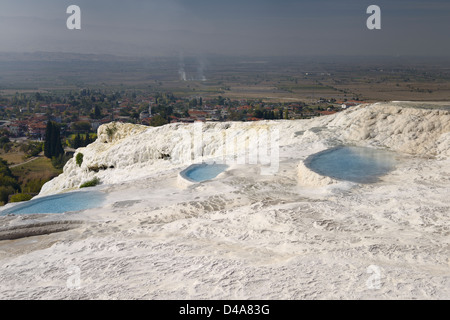 Blaue Thermalquelle bündelt Hinterlegung weißes Kalziumkarbonat mineralischen Travertin Terrassen über Curuksu Ebene bei Pamukkale-Türkei Stockfoto