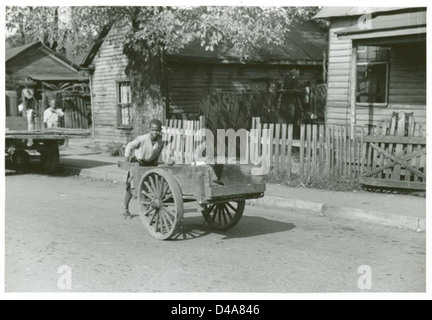 Dieses Foto vom Januar bis Februar 1939 zeigt eine Straße im afroamerikanischen Teil von Charleston, West Virginia, während der Großen Depression. Das Bild spiegelt die sozioökonomischen Bedingungen dieser Zeit wider. Stockfoto