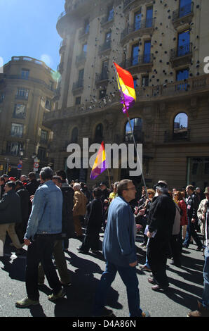 Barcelona, Spanien. 10. März 2013. Proteste gegen spanische und katalanische Regierung wohl schneidet aufgrund der Wirtschaftskrise und die Einführung von Sparmaßnahmen als das Mittel, um die Krise zu lösen. Spanische republikanische Fahnen. Stockfoto