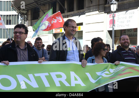 Barcelona, Spanien. 10. März 2013. Proteste gegen spanische und katalanische Regierung wohl schneidet aufgrund der Wirtschaftskrise und die Einführung von Sparmaßnahmen als das Mittel, um die Krise zu lösen. Iniciativa per Catalunya - die grünen - Parteiführer, Joan Herrera, die hoch. Stockfoto