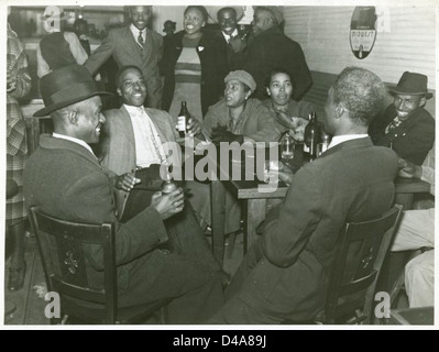 Dieses Foto von Ben Shahn aus dem Jahr 1939 fängt das lebendige Straßenleben der afroamerikanischen Männer in einem Juke-Joint in Mississippi ein und spiegelt die soziale und kulturelle Atmosphäre des Südens der Depression wider. Stockfoto