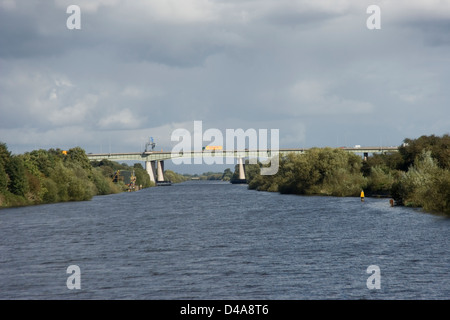 Nähert sich der M62 Thelwalls Viadukt Brücke über den Manchester Ship Canal von der Mersey Fähre Stockfoto