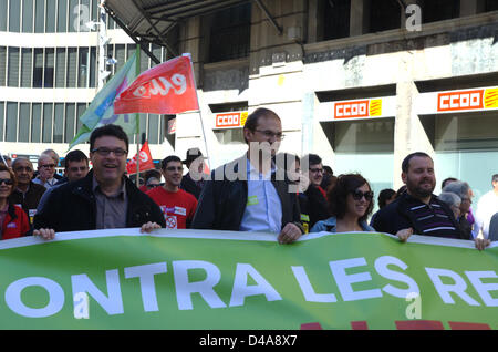 Barcelona, Spanien. 10. März 2013. Proteste gegen spanische und katalanische Regierung wohl schneidet aufgrund der Wirtschaftskrise und die Einführung von Sparmaßnahmen als das Mittel, um die Krise zu lösen. Iniciativa per Catalunya - die grünen - Parteiführer, Joan Herrera, die hoch. Stockfoto