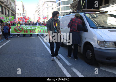 Barcelona, Spanien. 10. März 2013. Proteste gegen spanische und katalanische Regierung wohl schneidet aufgrund der Wirtschaftskrise und die Einführung von Sparmaßnahmen als das Mittel, um die Krise zu lösen. Iniciativa per Catalunya - die grünen - Parteiführer, Joan Herrera, die hoch mit dem Zeichen. Stockfoto