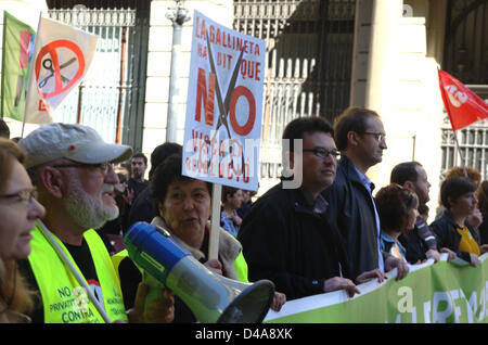 Barcelona, Spanien. 10. März 2013. Proteste gegen spanische und katalanische Regierung wohl schneidet aufgrund der Wirtschaftskrise und die Einführung von Sparmaßnahmen als das Mittel, um die Krise zu lösen. Iniciativa per Catalunya - die grünen - Parteiführer, Joan Herrera, die hoch mit dem Zeichen. Stockfoto