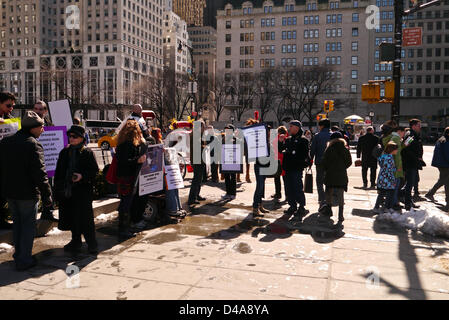 New York City, USA. 9. März 2013. Demonstranten fordern Verbot von Central Park Horse-drawn Wagen 9. März 2013 in New York City. (Foto von Donald Bowers/Alamy Live-Nachrichten) Stockfoto