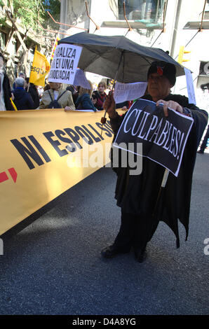 Barcelona, Spanien. 10. März 2013. Proteste gegen spanische und katalanische Regierung wohl schneidet aufgrund der Wirtschaftskrise und die Einführung von Sparmaßnahmen als das Mittel, um die Krise zu lösen. Das Zeichen "Culpables" bedeutet "schuldig" Stockfoto