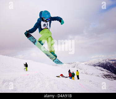 Glencoe, UK. 10. März 2013 statt Konkurrenten während der "Highlander-Serie' Glencoe Mountain Resort. Dies ist Teil der Schneesport Schottlands Veranstaltungsreihe, die rund um die verschiedenen Skigebiete in Schottland reisen. Bildnachweis: Kenny Ferguson/Alamy Live-Nachrichten Stockfoto