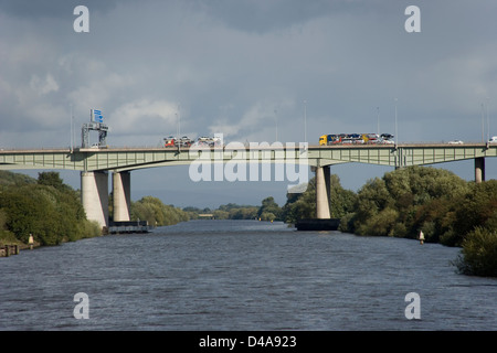 Die M62 Thelwalls Viadukt Brücke über den Manchester Ship Canal von der Mersey Fähre Stockfoto