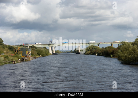 Die M62 Thelwalls Viadukt Brücke über den Manchester Ship Canal von der Mersey Fähre Stockfoto