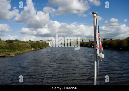 Die M62 Thelwalls Viadukt Brücke über den Manchester Ship Canal von der Mersey Fähre Stockfoto