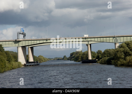 Die M62 Thelwalls Viadukt Brücke über den Manchester Ship Canal von der Mersey Fähre Stockfoto