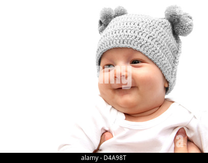 Glückliches Baby in Strickmütze in Händen der Mütter Stockfoto