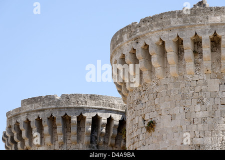 Rhodos. Griechenland. Draufsicht auf die Marine Tor Twin Towers, die Teil der alten ummauerten Stadt Rhodos sind. Stockfoto