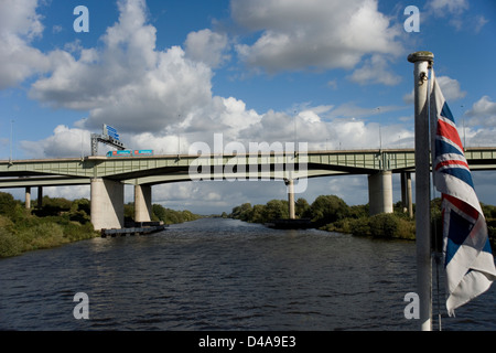 Die M62 Thelwalls Viadukt Brücke über den Manchester Ship Canal von der Mersey Fähre Stockfoto