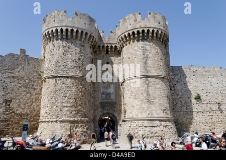Rhodos. Griechenland. Marine Tor mit seinem Zwilling thront die Teil der alten Mauern umgebene mittelalterliche Altstadt von Rhodos. Stockfoto