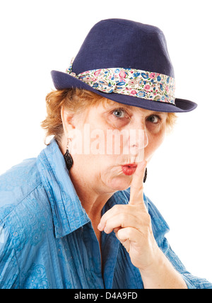 Frau mittleren Alters, setzen den Finger an die Lippen in einer hushing Geste. Isoliert auf weiss. Stockfoto