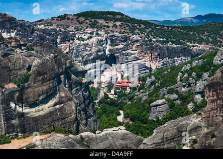 Meteora-Felsen und Klöster, Griechenland Wahrzeichen. In der Mitte, gegründet im 16. Jahrhundert, das Rousannou-Kloster Stockfoto