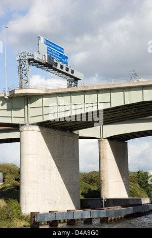 Die M62 Thelwalls Viadukt Brücke über den Manchester Ship Canal von der Mersey Fähre Stockfoto