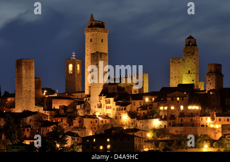 San Gimignano ist eine Anhöhe der ummauerten mittelalterlichen Stadt in der Provinz Siena, Toskana, Nord-Zentral-Italien Stockfoto