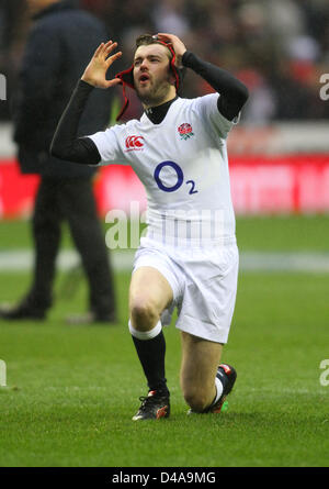 JACK WHITEHALL VERPASSTE SEINE 3. KICK IN DIE CELEB STRAFE KICKS ENGLAND V ITALIEN. RBS 6 NATIONS CHAMPIONSHIP TWICKENHAM STADION LO Stockfoto