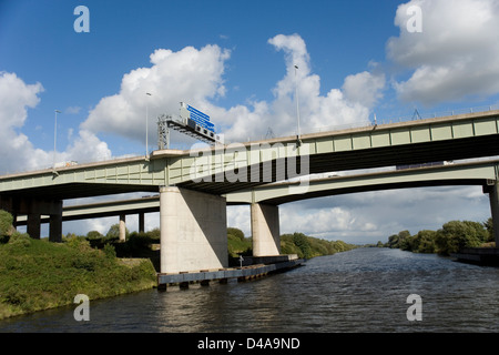 Die M62 Thelwalls Viadukt Brücke über den Manchester Ship Canal von der Mersey Fähre Stockfoto