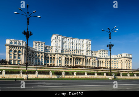 Der Parlamentspalast, das zweitgrößte Gebäude der Welt, gebaut von Diktator Ceausescu in Bukarest, Rumänien Stockfoto
