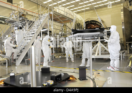 Die Spiegel des James Webb Space Telescope kommen im Marshall Space Flight Center der NASA an, um Kryogene zu testen. Die Tests gewährleisten die Stabilität der Spiegel in kalten Räumen für zukünftige astronomische Beobachtungen. Stockfoto