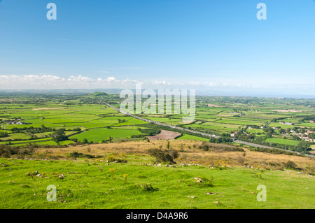 Blick vom Gauner Peak auf Brent Knoll, den Somerset Levels, M5 Autobahn, Hinkley Point Bristolkanal, Südwest-England Stockfoto