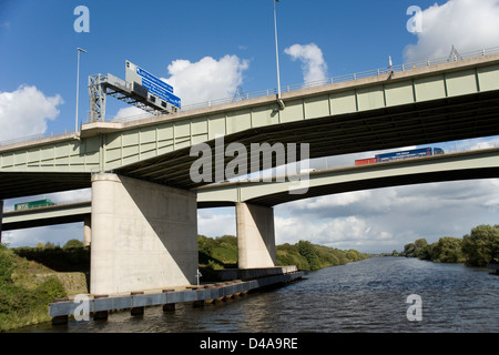 Die M62 Thelwalls Viadukt Brücke über den Manchester Ship Canal von der Mersey Fähre Stockfoto