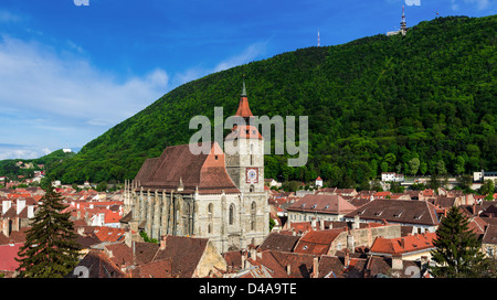 Brasov die wichtigsten Wahrzeichen, die schwarze Kirche, die größte gotische im östlichen Europa, thront über der Altstadt. Rumänien Stockfoto