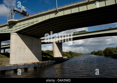 Die M62 Thelwalls Viadukt Brücke über den Manchester Ship Canal von der Mersey Fähre Stockfoto