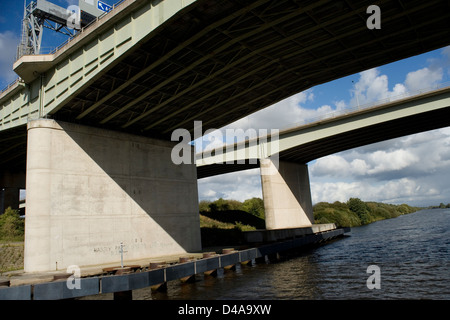 Die M62 Thelwalls Viadukt Brücke über den Manchester Ship Canal von der Mersey Fähre Stockfoto