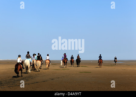 Sankt Peter-Ording, Deutschland, Touristen fahren am Strand Stockfoto