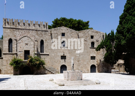 Griechenland. Argyrokastro Platz mit Springbrunnen byzantinischen und mittelalterlichen Gebäude und Inn der Auvergne auf Rhodos Altstadt Stockfoto