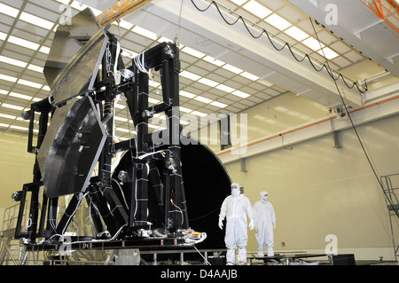 Die Spiegel des James Webb Weltraumteleskops kommen im Marshall Space Flight Center der NASA an, um Kryogene Tests durchzuführen, als Teil der Vorbereitungen für den bevorstehenden Start. Stockfoto