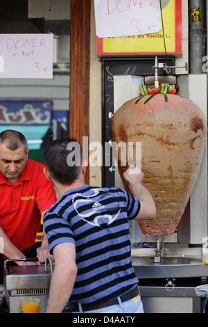Berlin, Deutschland, frisches Fleisch am Spieß Doenerstand Stockfoto