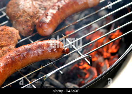 Würstchen und Hamburger auf Grill Stockfoto